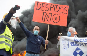 ep un participante de la manifestacion del comite de empresa de alcoa lleva un cartel en el que se