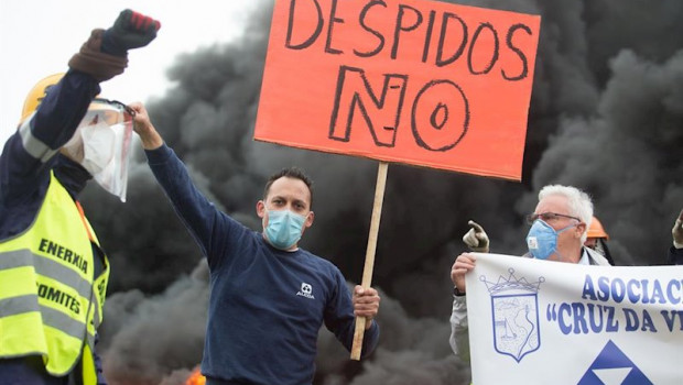 ep un participante de la manifestacion del comite de empresa de alcoa lleva un cartel en el que se