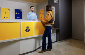 ep un trabajador de correos atiende a una persona ep un trabajador de correos atiende a una persona