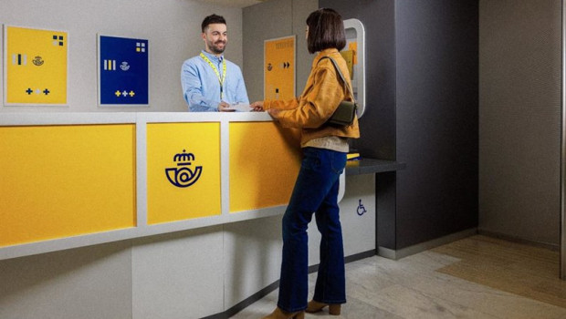 ep un trabajador de correos atiende a una persona