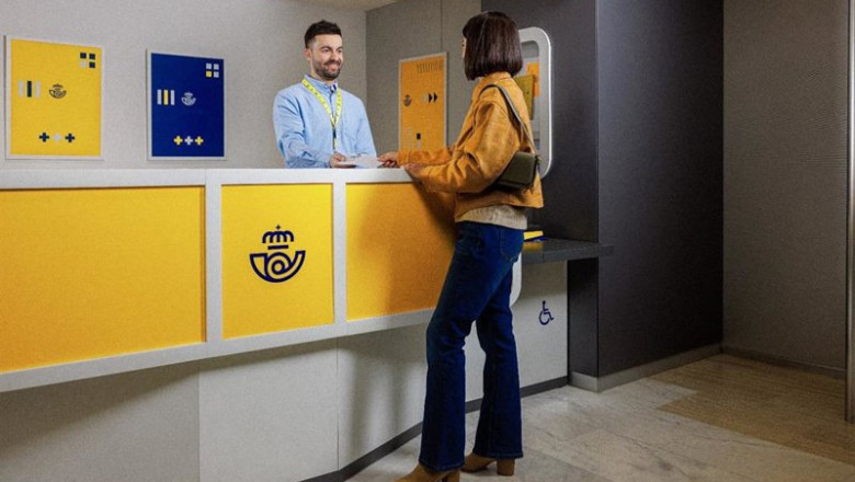 Un trabajador de Correos atiende a una persona. | CORREOS ep un trabajador de correos atiende a una persona