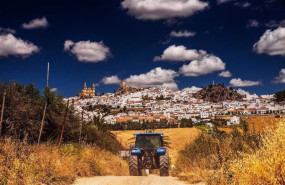 ep un tractor en el medio rural