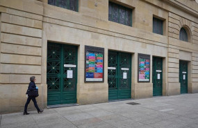 ep una mujer camina por delante del teatro gayarre cerrado durante el estado de alarma decretado por