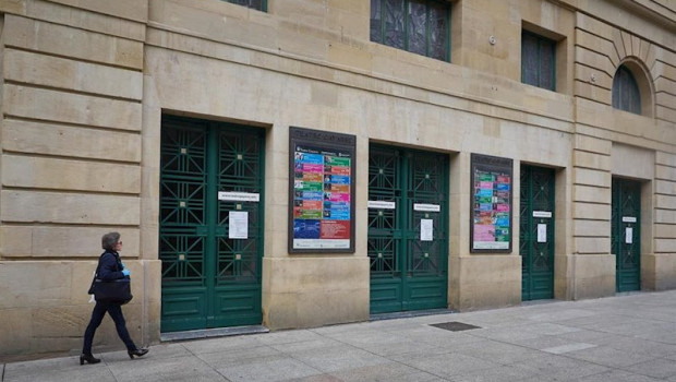 ep una mujer camina por delante del teatro gayarre cerrado durante el estado de alarma decretado por