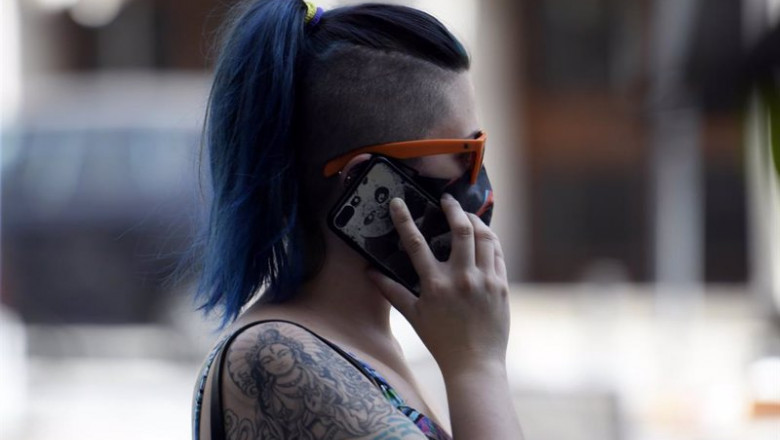 ep una mujer con mascarilla habla por telefono a 30 de julio de 2020 ep una mujer con mascarilla habla por telefono a 30 de julio de 2020
