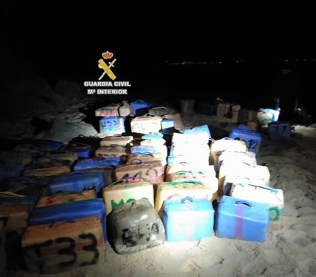 Uno de los alijos intervenidos en la costa gaditana | EUROPA PRESS/GUARDIA CIVIL ep unolos alijos intervenidosla costa gaditana