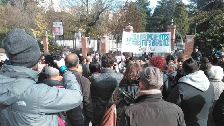 ep vecinos de hortaleza junto a hogar social se manifiestan con la pancarta fuera delincuentes de ep vecinos de hortaleza junto a hogar social se manifiestan con la pancarta fuera delincuentes de