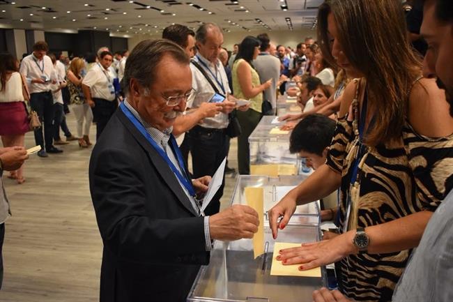 Vivas durante la votación del PP | PP DE CEUTA ep vivas durantevotacionpp