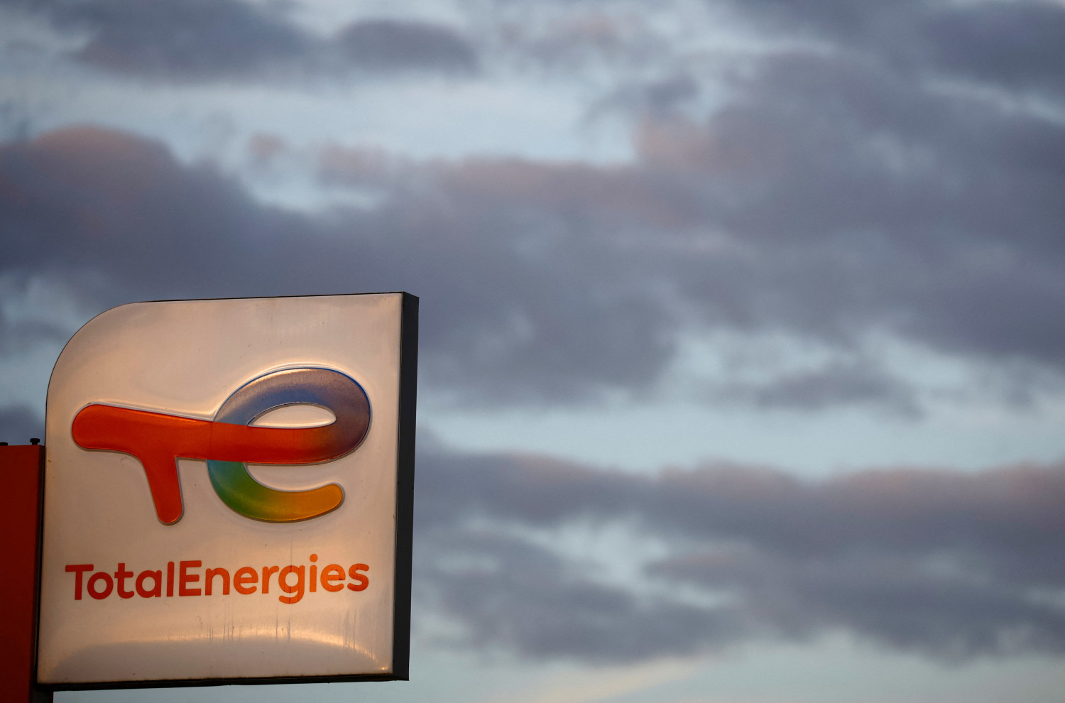 TotalEnergies reduce el beneficio neto ajustado un 31% en el trimestre y eleva dividendo