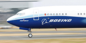 un avion boeing 737 max lors d une demonstration au salon international de l aeronautique de farnborough 20231113102839 