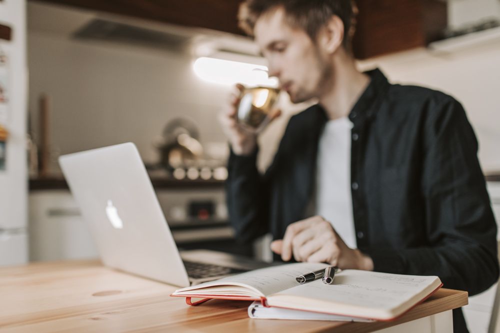 Sin poder desconectar y con el PC en el salón: la ansiedad laboral crece por el teletrabajo