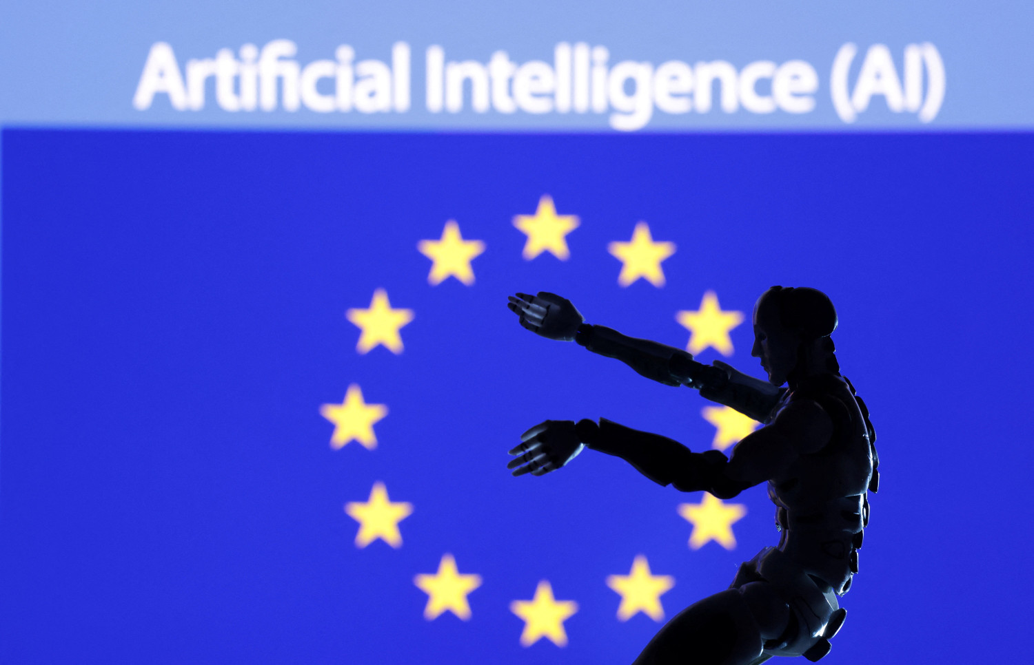 ai mots d intelligence artificielle robot miniature et drapeau de l ue 20250203130720 ai mots d intelligence artificielle robot miniature et drapeau de l ue 20250203130720