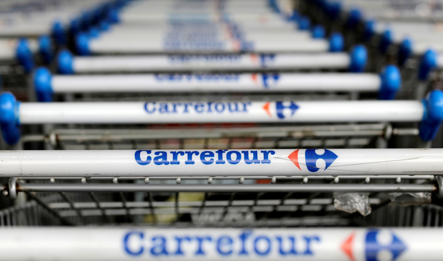 des chariots de courses dans un supermarche carrefour a sao paulo bresil 