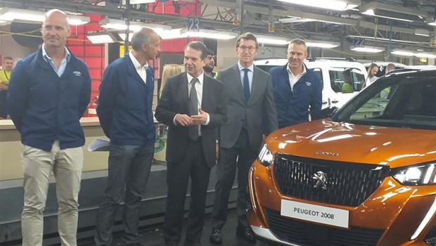 ep alberto nunez feijoo y abel caballero con directivos de psa peugeot citron en el acto de