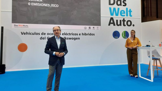 ep antonio garcia y carolina valles en el salon del vehiculo de ocasion de madrid