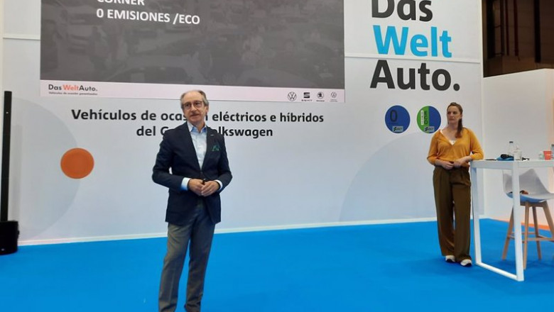ep antonio garcia y carolina valles en el salon del vehiculo de ocasion de madrid