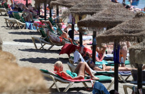 ep archivo   banistas y turistas en la playa de la malagueta