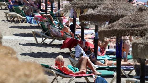 ep archivo   banistas y turistas en la playa de la malagueta