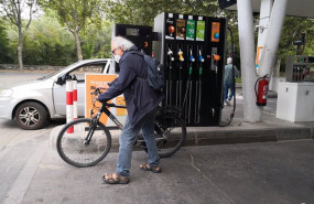 ep archivo   ciclista en una gasolinera