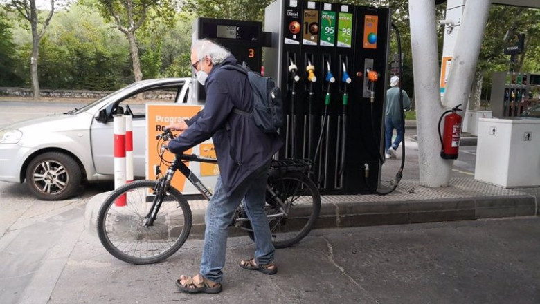 ep archivo   ciclista en una gasolinera
