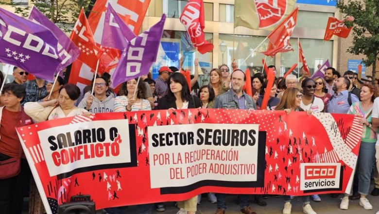 ep archivo concentracion de trabajadores del sector asegurador en la sede de la patronal de los ep archivo concentracion de trabajadores del sector asegurador en la sede de la patronal de los