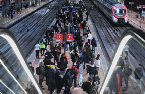 ep archivo   decenas de personas esperan a que se restablezca el servicio en la estacion de puerta