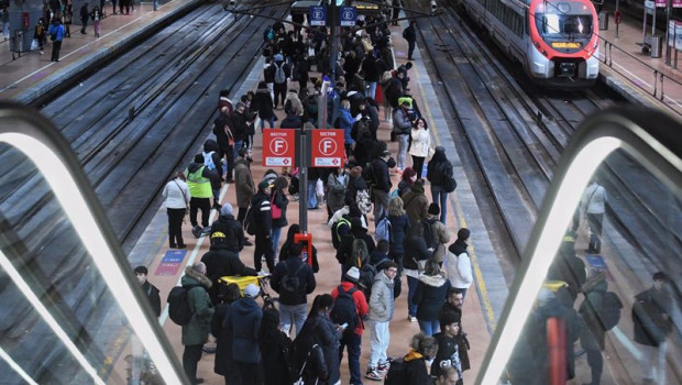 ep archivo   decenas de personas esperan a que se restablezca el servicio en la estacion de puerta