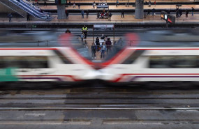 ep archivo   decenas de personas esperando al tren durante la huelga de renfe y adif en la estacion