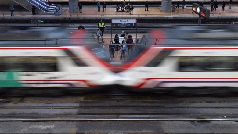 ep archivo decenas de personas esperando al tren durante la huelga de renfe y adif en la estacion ep archivo decenas de personas esperando al tren durante la huelga de renfe y adif en la estacion