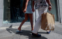 ep archivo   gente con bolsas tras comprar en tiendas de moda