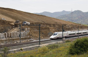 ep archivo   imagen de un tren ave a su paso por el punto donde tuvo lugar el desprendimiento de un