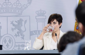 ep archivo   la ministra de vivienda y agenda urbana isabel rodriguez bebe agua durante una rueda de