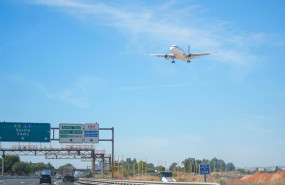 ep archivo un avion sobrevuela la autovia a 4 antes de aterrizar en el aeropuerto de sevilla ep archivo un avion sobrevuela la autovia a 4 antes de aterrizar en el aeropuerto de sevilla