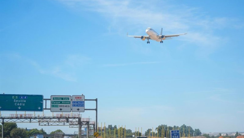 ep archivo   un avion sobrevuela la autovia a 4 antes de aterrizar en el aeropuerto de sevilla