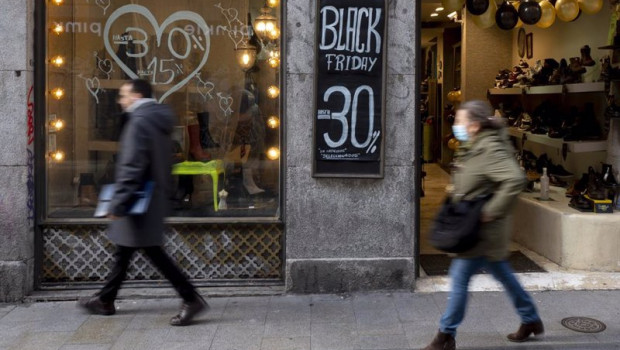 ep archivo   un escaparate de una tienda anunciando descuentos por el black friday en la campana del