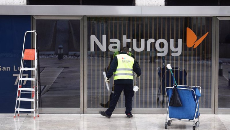 Un operario limpia la cristalera de la sede de Naturgy | Eduardo Parra - Europa Press - Archivo ep archivo un operario limpia la cristalera de la sede de naturgy