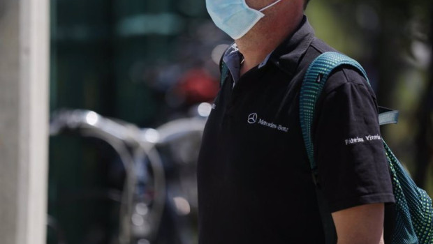 ep archivo   un trabajador con mascarilla de la planta de mercedes benz de vitoria entra a las