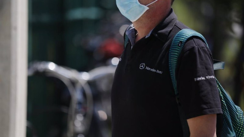 Archivo - Un trabajador con mascarilla de la planta de Mercedes-Benz de Vitoria entra a las instalaciones. En Vitoria (Álava), a 18 de mayo de 2020. | Iñaki Berasaluce - Europa Press - Archivo ep archivo un trabajador con mascarilla de la planta de mercedes benz de vitoria entra a las