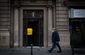 ep archivo   un trabajador de glovo entra en un portal