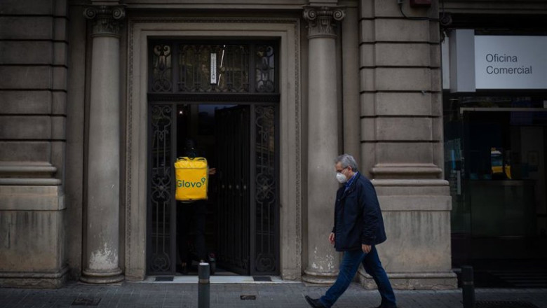 ep archivo un trabajador de glovo entra en un portal ep archivo un trabajador de glovo entra en un portal