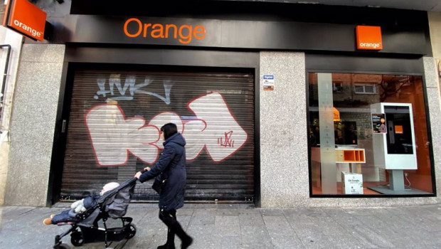 ep archivo   una mujer pasea frente a una tienda de de la compania telefonica orange