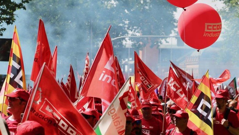 ep archivo una multitud de personas con banderas durante una manifestacion ep archivo una multitud de personas con banderas durante una manifestacion