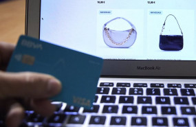 ep archivo   una persona compra con su tarjeta de credito en un comercio electronico