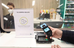 ep archivo   una persona paga con el movil en un centro comercial