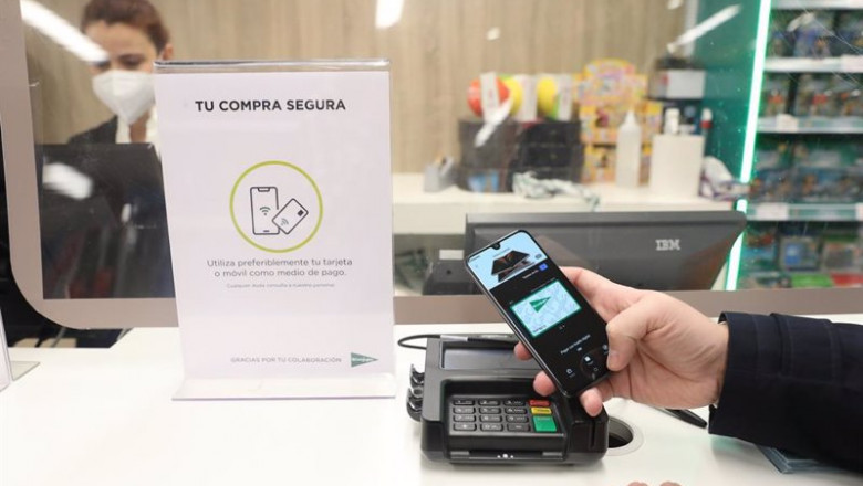 ep archivo   una persona paga con el movil en un centro comercial