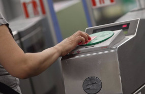ep archivo   una persona pasa su billete en el torno del metro plaza de espana