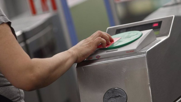 ep archivo   una persona pasa su billete en el torno del metro plaza de espana