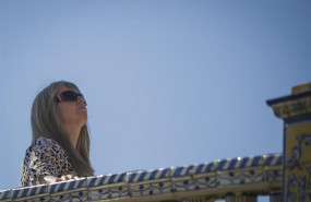 ep aumento de temperaturas turista se protege con gafas de sol en la plaza de espana sevilla a 04 de