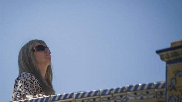ep aumento de temperaturas turista se protege con gafas de sol en la plaza de espana sevilla a 04 de