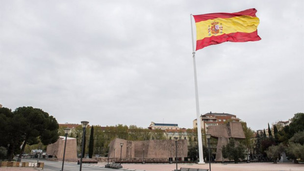 ep bandera de espana en la plaza de colon